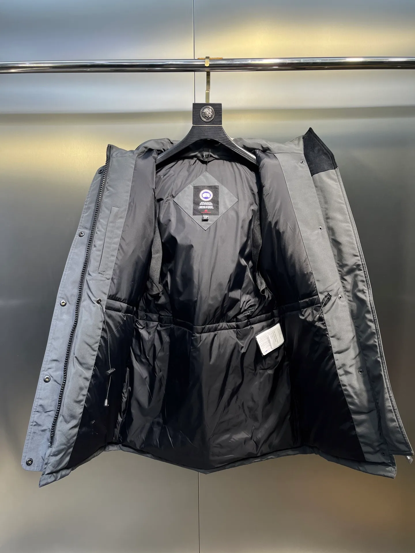 P840 Canada goose🌟 Canada Goose 07 models All in stock, 6 colors, I will never stop stocking this winter All original factory customization All details strictly required have been corrected since the beginning of this year Detachable fur collar! The workmanship and wiring are very straight! A big goose is enough for a winter. Size: 1. 90% white duck down from a conscientious manufacturer (some people brag about their own goose down, please search it on your own. Goose down is warmer and less fluffy than duck down, so good down jackets are all white duck down. There is no such thing as white goose down) 2. Upgraded fabrics with moderate hardness, waterproof, windproof and anti-fouling (Arctic Tech fabrics imported from South Korea are not comparable to fabrics dyed by some small workshops) 3. YKK No. 10 authentic zippers (Japanese customized YKK zipper, silky smooth, not stuck, officially designated) 4. Western Canadian wolf hair (Wolf hair is divided into eastern, central, and western. Western wolf hair is light in color, dense, and has good thermal insulation effect. It is the genuine Canada Goose grade) Let’s analyze and explain some details of the production 1. First, sew the liner and then fill it with down (some small factories and small workshops first fill it with down and then sew) Why? The technology is not up to par and the hardware conditions are not enough! ! ! For this step alone, we need to spend more time and money. 2. Filling the inner tank with down. We are all down filling machines to ensure that the down weight of each pill is the same. There is a video (small factory, small workshop is stuffed by hand). Why? The hardware conditions are not enough. A machine costs more than 100,000 yuan. Small factories simply cannot buy it. This means that the weight of the down in each liner cannot be guaranteed, and the warmth of high-end down jackets cannot be guaranteed. 3. For the needles of the sewing machine, we all use the top-notch No. 7 needles (small factories all use No. 10 needles). The finer the needle, the finer the needle eye, which reduces the risk of velvet and velvet running. 4. Wolf fur collar We are all spliced in whole or in large pieces (small factories mostly use broken pieces) The warmth retention of wolf fur is very good, but the splicing of scraps cannot guarantee the warmth. Color: Black, white, gray camouflage, sci-fi blue camouflage, green camouflage, sky blue, dark blue, cool gray, red. Professional Canada goose producers, we are enough this winter! We would like to sincerely thank everyone who buys our down jackets!  size：xs-xl